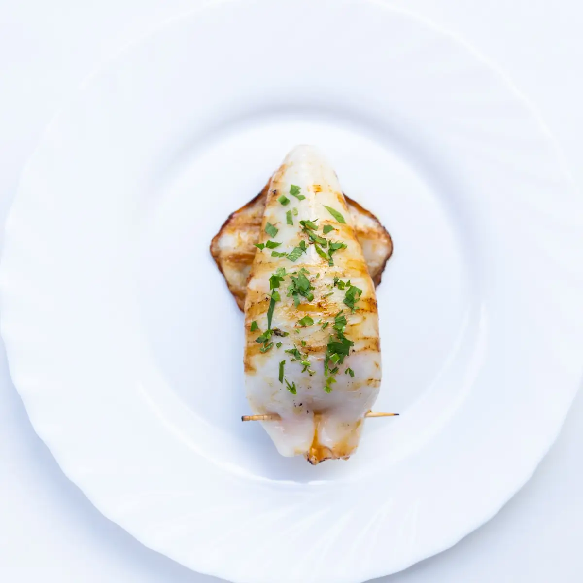 Calamares rellenos italianos con queso de oveja, tomate seco y alcaparras en Terra Ter L'Escala